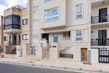 آپارتمان‌های توریست‌ها Sea View Apartment In St Paul S Bay