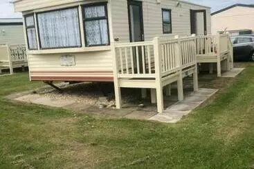 Apartamente turistice A4 The Chase 6 Berth Pet Friendly Caravan With Decking