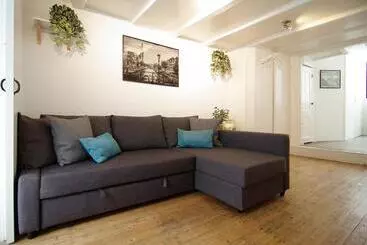تختخواب و صبحانه Cosy Apartment Right In The City Center With Airco!