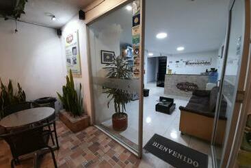 פנסיון Cafe Hostal La Toscana