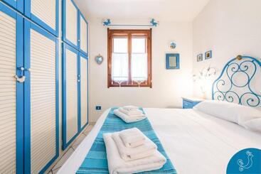 דירות לתיירים La Bouganville House With Garden And Sea View