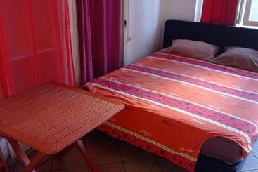 Apartamenty turystyczne Chambre Meublée Indépendante, Avec Piscine Et Jardin, 1 Lit Pour 2 Personnes Direct Gare Aéroport