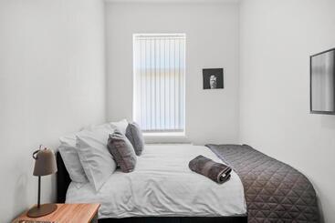 ツーリストアパートメント Modern Equipped 4 Br House In Central Stoke Free Parking