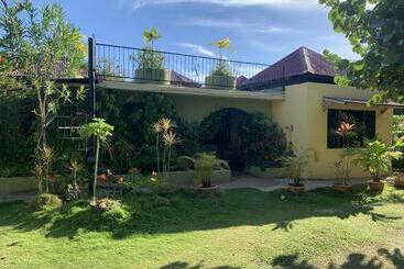 تختخواب و صبحانه Can Jam Retreat