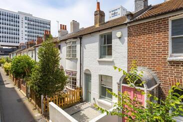 آپارتمان‌های توریست‌ها Central Quiet Cottage. Walk To Shops, Bars & Beach