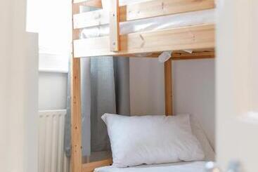 Жильё для туристов Central Quiet Cottage. Walk To Shops, Bars & Beach