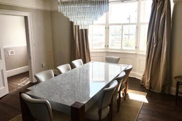 آپارتمان‌های توریست‌ها Marina Retreat   Stunning 4 Bedroom, 3 Bathroom House With Harbour Views!