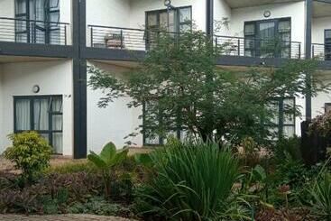 تختخواب و صبحانه Royal Stina Hotel Style With Swimming Pool