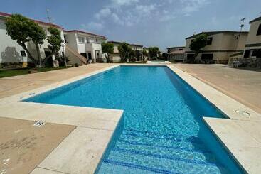 ツーリストアパートメント Forcat Apartamento Bajo Con Jardín Y Piscina