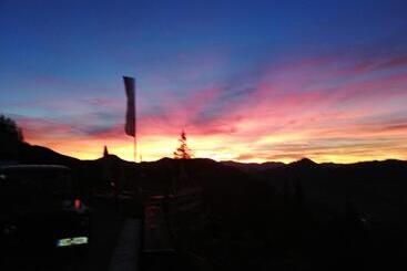 旅馆 Hocheckhuette On Top Of The Kitzbuehel Hahnenkamm Mountain