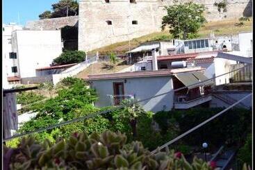 تختخواب و صبحانه Quintessenza  Charme Rooms