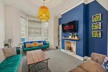 آپارتمان‌های توریست‌ها Large Central Cardiff House   Games Room   Sleeps 12