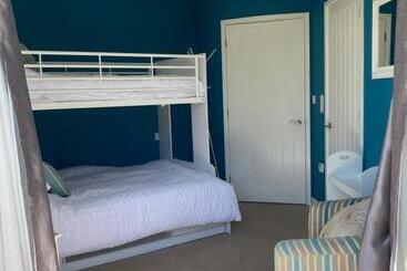 Turistlägenheter One Of The Best Properties In Lyme! Breathtaking Views Across The Whole Bay. 3 Stories With 2 Tier V