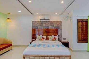 Hotel Super Collection O Vardhan House