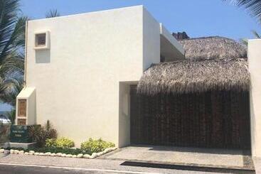 Apartamente turistice New Beachfront Villa In Playa Blanca