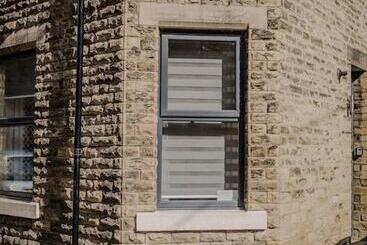 Apartamentos turísticos Sleeps 6 4 Bedrooms 2 Minute Walk To The Square Hosted Happy Valley Cast