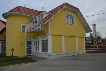 酒店 Szieszta Panzió