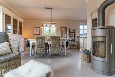 Turistlägenheter Reetdachhaus Beach House Ording Reetdachhaus Beach House Ording