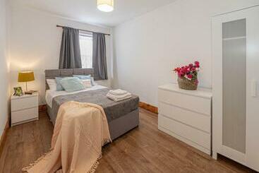 Жильё для туристов Beautiful 4 Bedrooms House, 7 Walk To Train Station