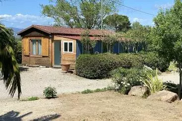 Apartamente turistice Bungalow De 2 Chambres Avec Jardin Clos Et Wifi A Roquebrune Sur Argens