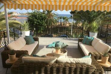 Жильё для туристов Luxury Penthouse Less Than 50 Meters From The Beach