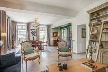 Apartamenty turystyczne Suite D Hôtes De Prestige Avec Terrasses Pour Deux Personnes, à Ansouis Au Cœur Du Luberon