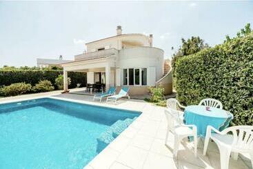 شقق خاصة سياحية Villa With Pool In Cala Blanca With Sea Views
