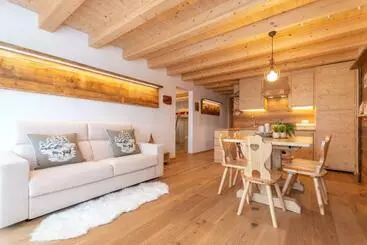 ツーリストアパートメント Chalet Laura