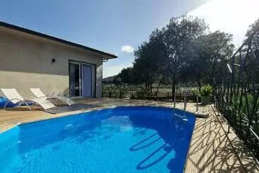 ツーリストアパートメント Domaine U Filanciu, Maison Ghjulia Avec Piscine   Centre Corse