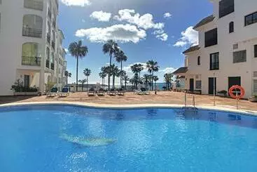 Appartements touristiques Duquesa Superb Seafront Apartment Marina Real 305