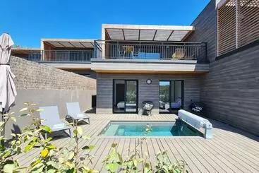 ツーリストアパートメント Luxurious Duplex With Pool Garden Balcony