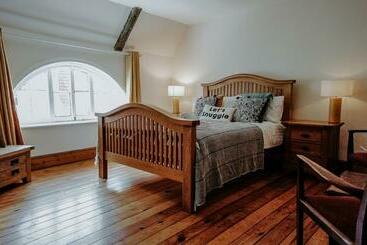 ツーリストアパートメント The Bailgate House