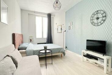 Vakantie-appartementen 701 Studio à Proximité Du Métro Et Des Commerces