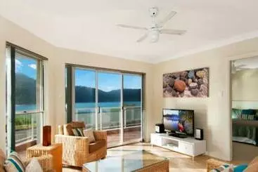 ツーリストアパートメント By The Beach   Waterfront Ettalong Beach