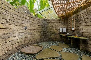 Turista apartmanok Pondok Indah   2 Bds Eco Bamboo House, Garden