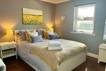 Appartamenti turistici Holly Lodge   Luxury Two Kingsize Bedrooms With Private Entrance And Free Parking