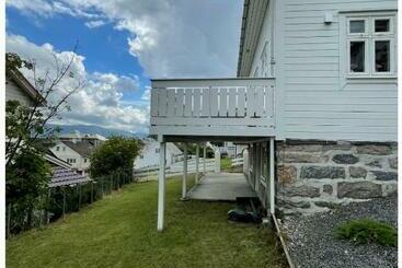 Turistihuoneistot Måløy City Center   Château Kvalheim