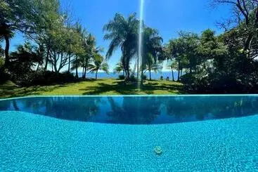 ツーリストアパートメント Stunning Oceanfront 4 Bdrm Villa W/ Infinity Pool