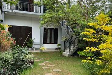 דירות לתיירים Family Retreat Unawtuna