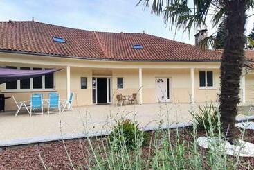 Apartamente turistice Gîte Résidence De La Fontaine à Compreignac