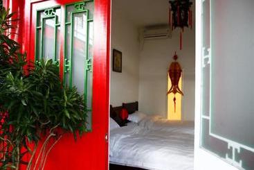 Hotelli Sitting On The City Walls Courtyard House