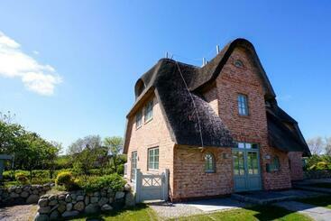 游客公寓 Reethüs 5a  Exklusive Doppelhaushälfte Für Bis Zu 5 Personen Unter Reet In Strand Nähe