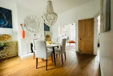 Turistihuoneistot Large & Stylish Townhouse King Beds&free Parking