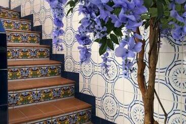 Apartaments turístics Big Apartment With Unique Patio Near Santa Barbara Castle