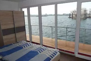 Tourist flats Schwimmendes Ferienhaus Swimming Lounge