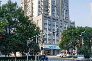 Hanting Hotel Wuhan Guanggu Plaza