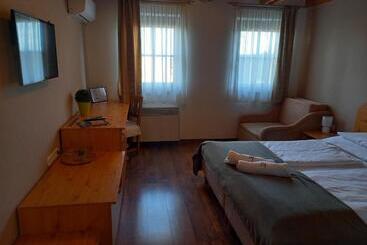 فندق Blum Pince   Borozó Vendégház