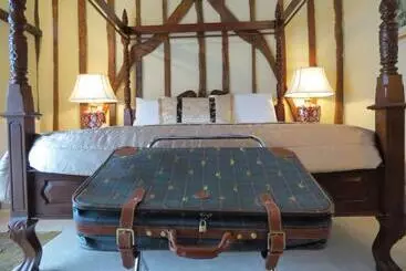 Bed and Breakfast The Greyhound Historic Former Inn