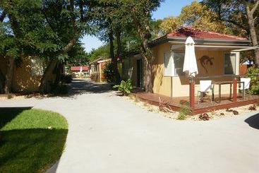 Отель Kickback Cottages