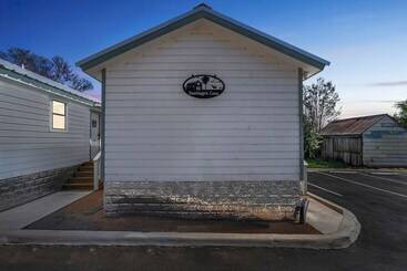 膳宿费 Fancy Cabin Right On Main St!